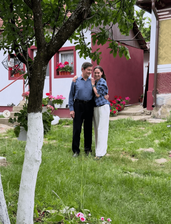 Irina Fodor si tatl ei in curtea casei