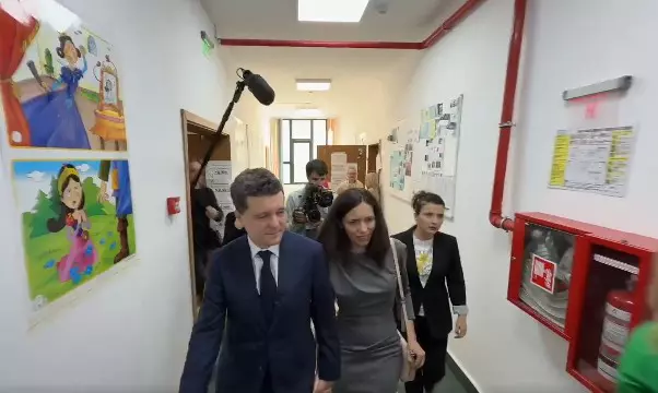 Mirabela Grădinaru, soția lui Nicușor Dan, a votat la alegerile prezidențiale 2025 ( (3)