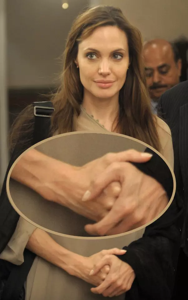 angelina-jolie-maini-slabe.jpg
