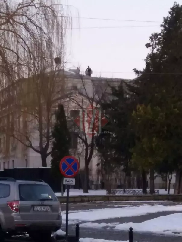 Un bărbat s-a urcat pe Teatrul Național din Iași (3)