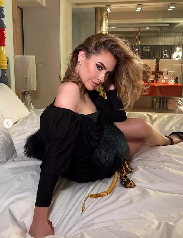adina buzatu casa 15