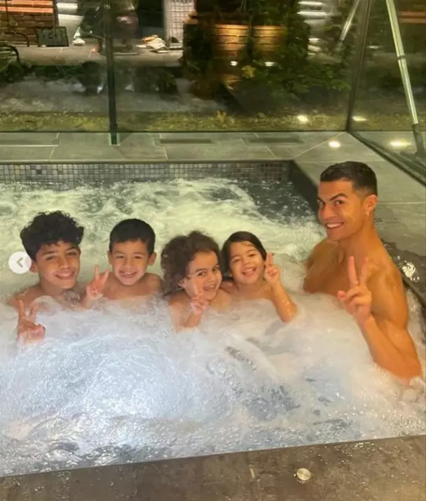cristiano-ronaldo-si-georgina-rogriguez-gemeni-10