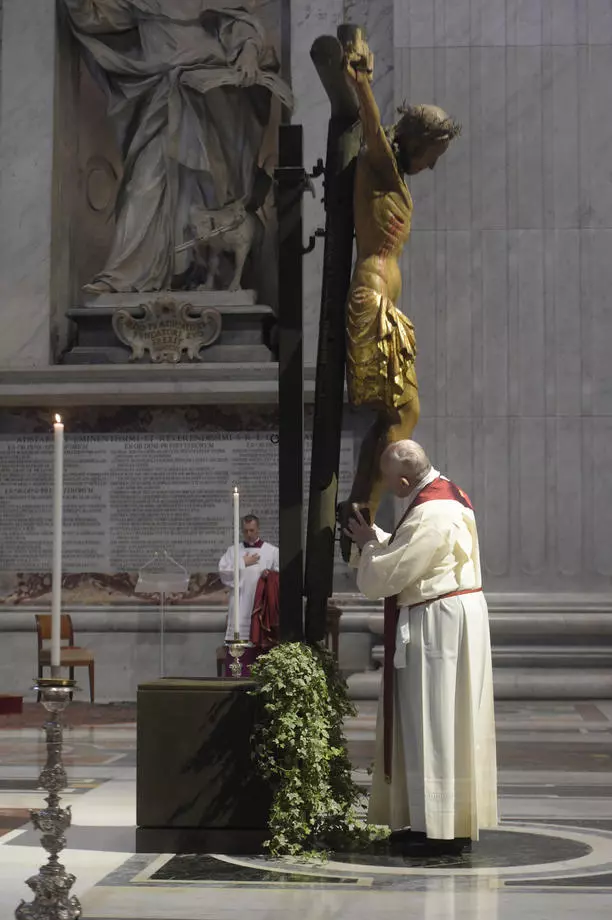 Papa Francisc, în Basilica Sfântul Petru, în timpul liturghiei din Vinerea Mare