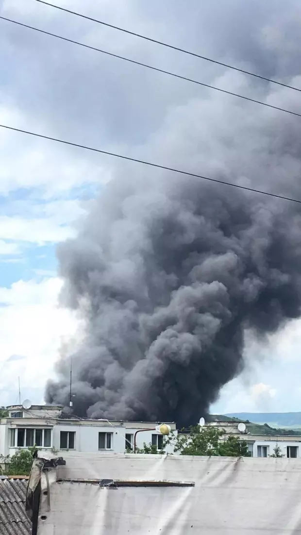 incendiu-puternic-la-un-depozit-de-dezmembrari-auto-in-harghita2