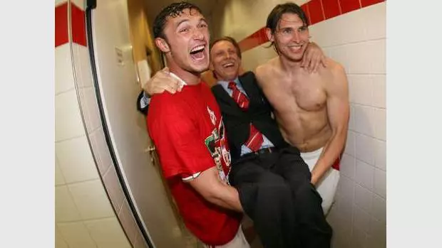 Christoph Daum purtat pe brațe de jucători la FC Koln