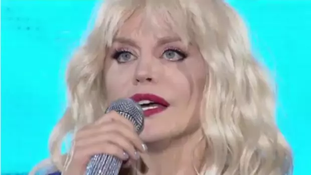 loredana, în genunchi pe scenă