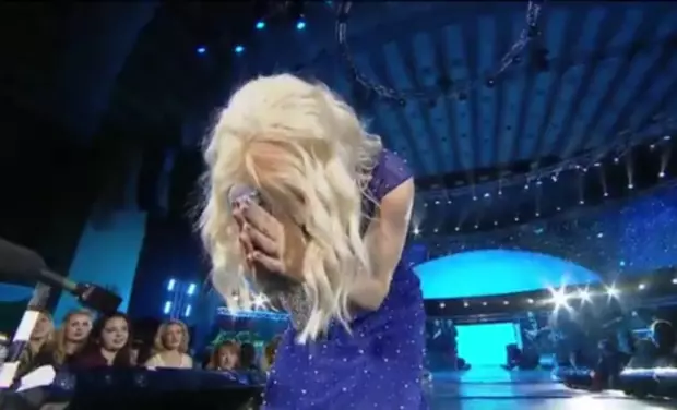 loredana, în genunchi pe scenă2