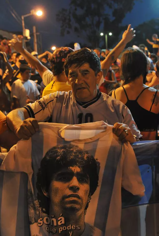 Maradona's followers gather at the morgue