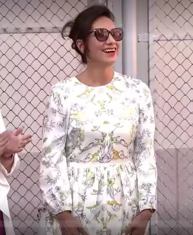 VIDEO Cât costă rochia purtată de Carmen Iohannis în prima zi de școală. Nici acum nu a ales un designer român, ci unul american