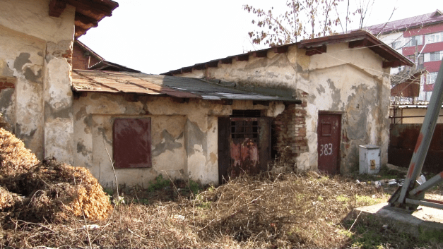 Paragină în fostele gări regale din Dâmbovița