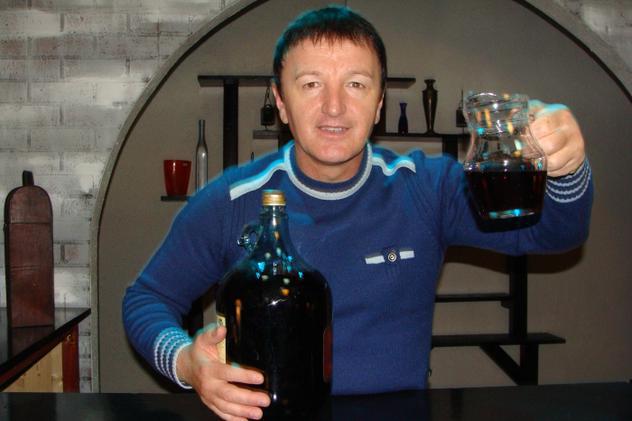 Tatăl lui Aurel Moldoveanu îi dă cântăreţului vin cu porţia