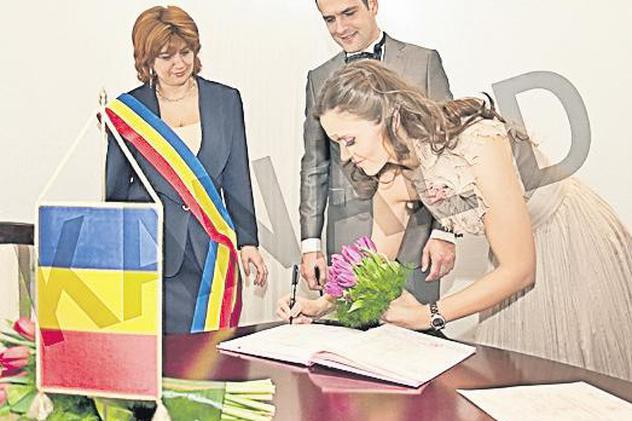 Cristina Şişcanu şi Mădălin Ionescu s-au căsătorit în secret la Chişinău. Racheţii au pus ochii pe maşina naşului