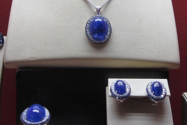 Ai da 35.000 de euro pe aceste bijuterii create de un român?