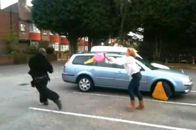 VIDEO I Uite cât de urât fac britanicii când se trezesc cu roţile maşinilor blocate