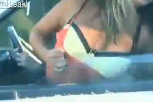 Ce se întâmplă când eşti la volan şi te uiţi la sânii pe care ţi-i arată fetele de pe banda de alături | VIDEO
