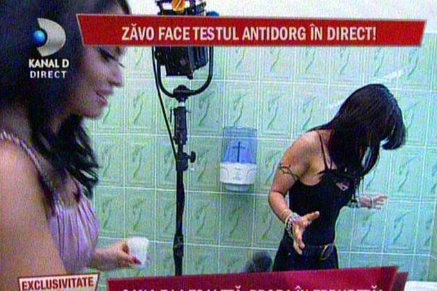 Andreea Mantea, cu urina Oanei Zăvoranu în mână! FOTO