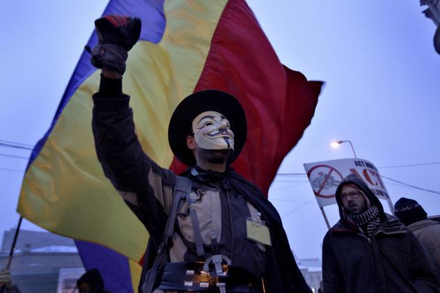 Zeci de persoane protestează faţă de ACTA, la Sibiu