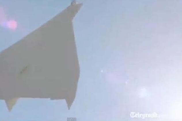 Ăsta e cel mai mare avion din hârtie făcut vreodată! Vezi cât a zburat! | VIDEO
