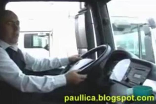 "Sunt şofer de camion şi de femei nu duc dor". El este noua VEDETĂ a Internetului românesc. Vezi ce mişcări scenice are Paulică de la Roman