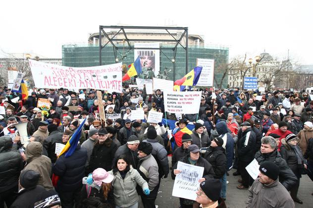 100 de persoane în Piaţa Universităţii, la un an de la începutul protestelor împotriva clasei politice