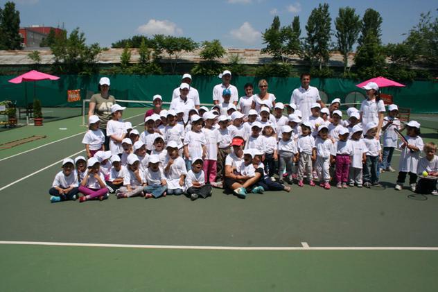 Copiii care se apucă de tenis au şansa să câştige o excursie la Paris!