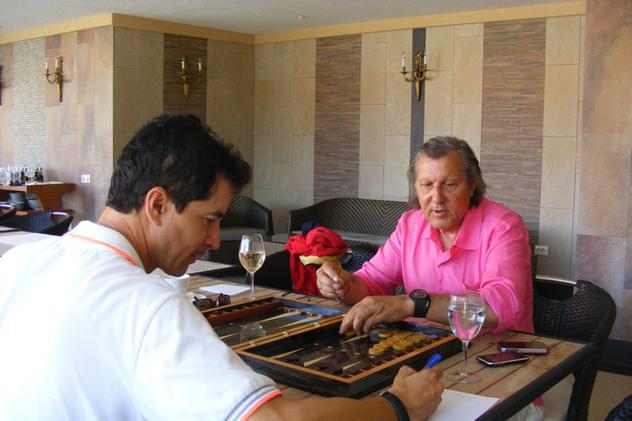 Fostul mare jucător de tenis Ilie Nastase şi-a serbat ziua jucând table la Costineşti: Joi i-a dat marţi!