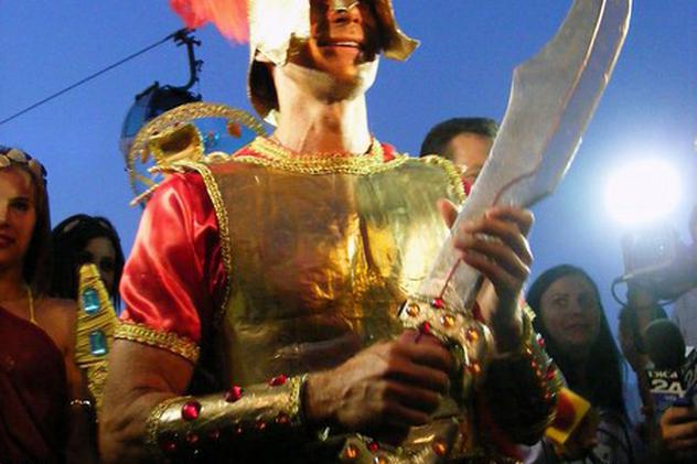 Uite-l pe Mazăre costumat în SPARTAN la un carnaval din Mamaia! FOTO