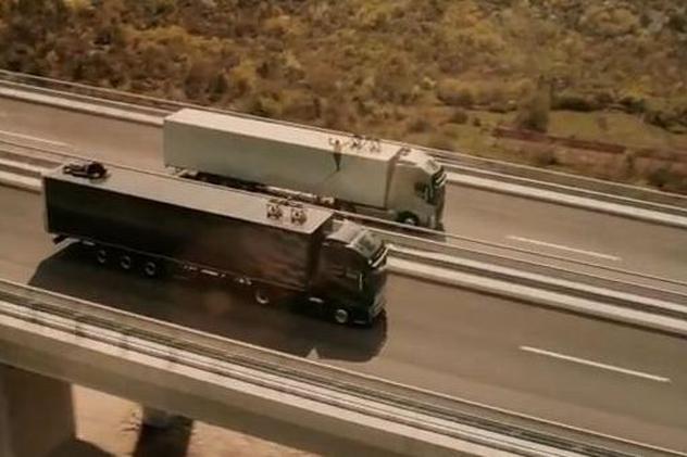 O tânără a mers pe o sfoară întinsă între două camioane care rulau în paralel cu 80 de km/h | VIDEO