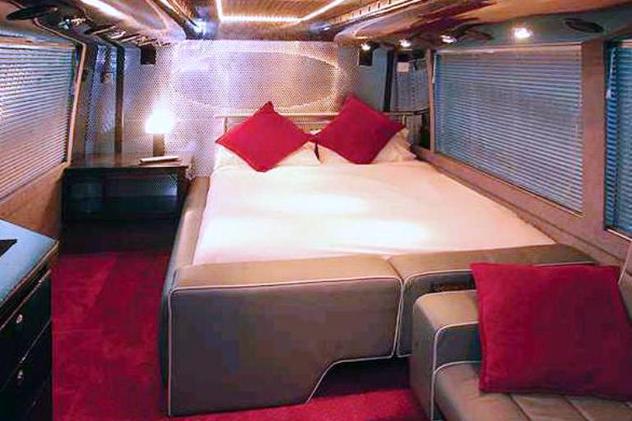 EXCLUSIV | Lady Gaga a ales să doarmă în acest dormitor din autocar decât în camera de la Hilton
