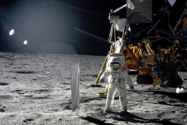 NEIL ARMOSTRONG A MURIT | Controversa care l-a urmărit o viaţă: chiar a pus piciorul pe Lună sau totul a fost o mare şi gogonată MINCIUNĂ?