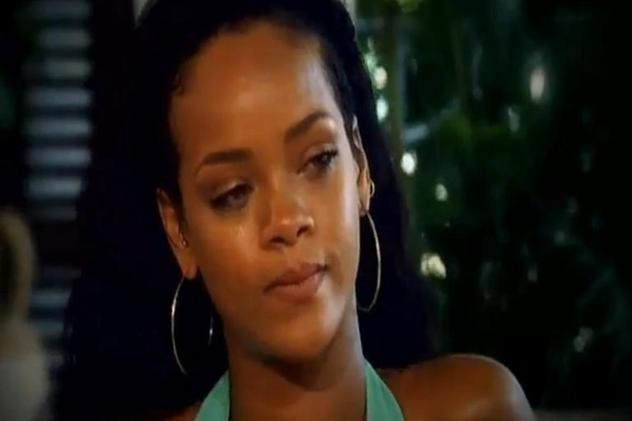 A bătut-o fără milă, iar ea tot plânge după el! Rihanna, în lacrimi, în momentul în care vorbeşte despre fostul iubit, Chris Brown!
