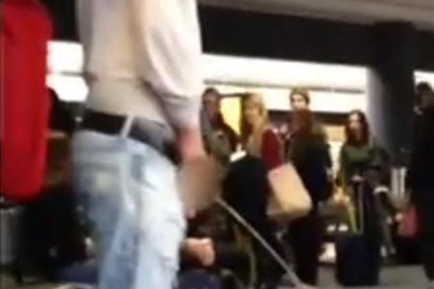 CÂTĂ LIPSĂ de BUNĂ CREŞTERE! Un actor din "Twilight", filmat când URINA în sala de aşteptare aeroportului! VIDEO