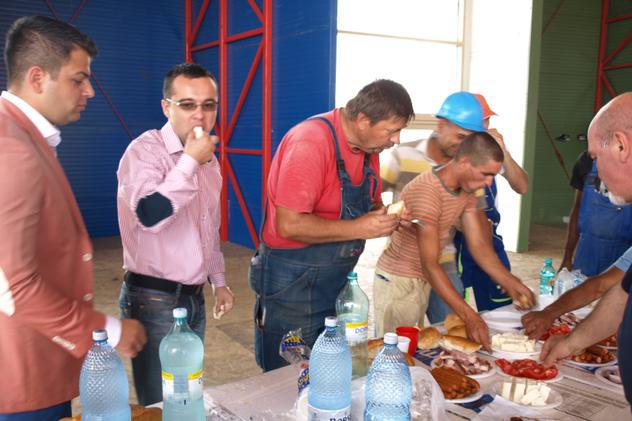 Un apropiat al lui Ponta mănâncă pe şantier cu romii