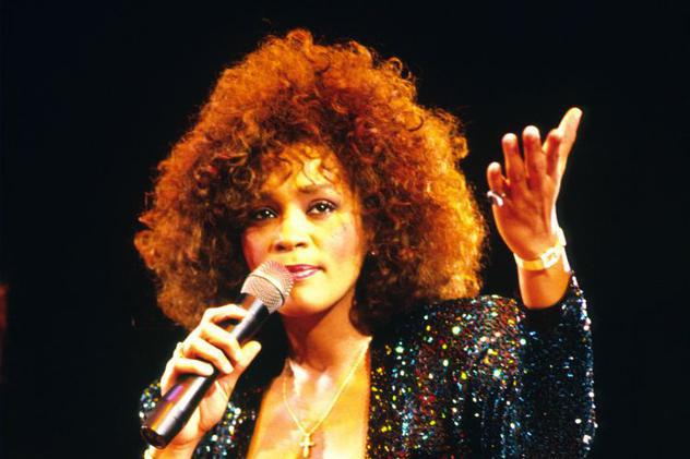 DETALIUL PERVERS care i-a scârbit pe FANI! CE A FĂCUT un POLIŢIST cu CADAVRUL lui WHITNEY HOUSTON!