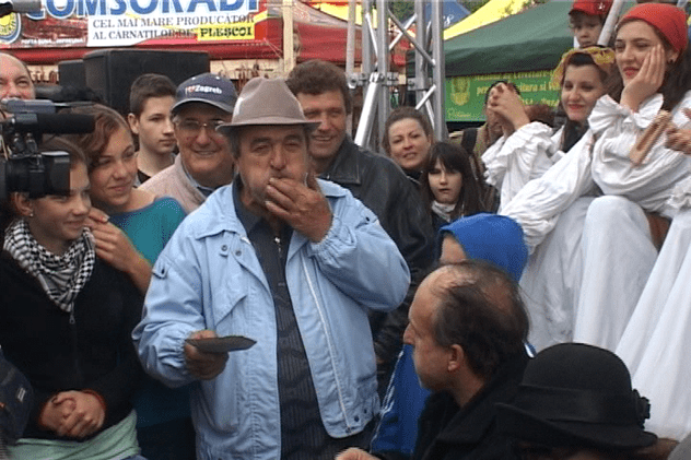 Un bărbat de 60 de ani a murit înecat cu o bucată de carne la concursul de mâncat cârnaţi Pleşcoi | FOTO ŞOCANT