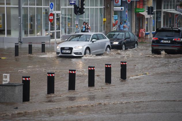 Inundaţii la Suceava după o ploaie de 10 minute | FOTO