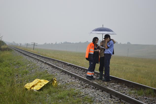 Un copil de 11 ani a fost călcat de tren! ADORMISE CU CAPUL PE ŞINA DE CALE FERATĂ | FOTO ŞOCANT