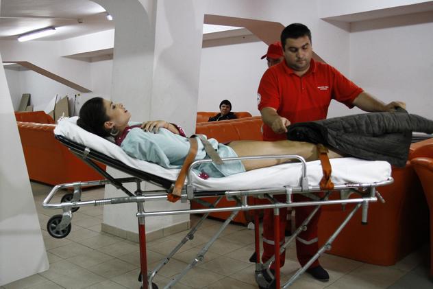 Alina Puşcaş, LUATĂ CU TARGA, ÎN LACRIMI DE DURERE! Medicii au pus-o pe perfuzii, la spital | FOTO