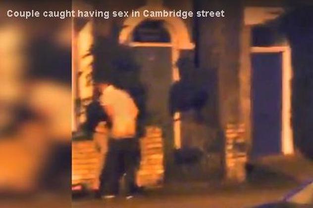 De necrezut! Doi tineri au fost filmaţi în timp ce FĂCEAU SEX pe stradă! | VIDEO