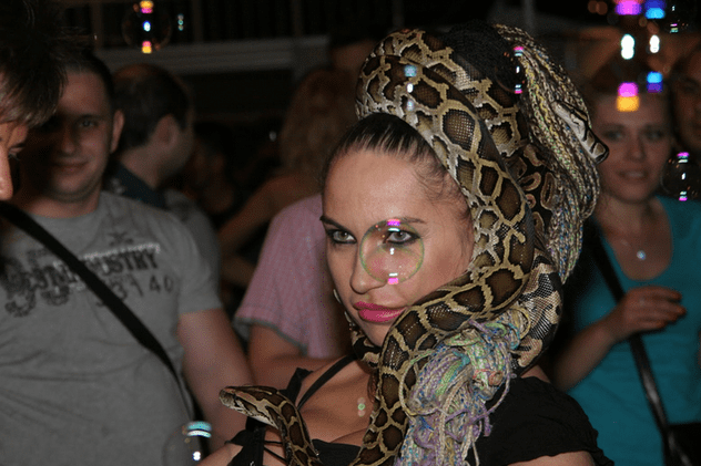 O mai ții minte pe celebra îmblânzitoare de șerpi Carmen Pleșea? N-o să crezi ce a ajuns să crească în apartament