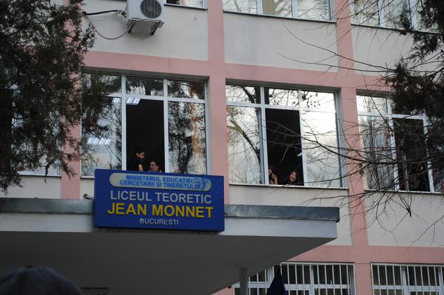 Profesor de la Liceul Jean Monnet din Bucureşti, filmat când dansa erotic cu o elevă. Poliția a deschis o anchetă