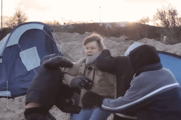 Realizatorii unui film documentar, ATACAŢI DE REFUGIAŢI în tabăra de la Calais. IMAGINI DRAMATICE | VIDEO