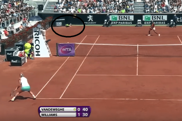 Sperietură teribilă la turneul de tenis de la Roma. Un copil de mingi s-a prăbușit ca un sac de cartofi! / VIDEO