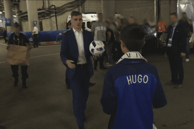 Euro 2016. Griezmann i-a făcut cadou mingea de la meciul cu Irlanda copilului polițistului ucis în Magnanville / VIDEO