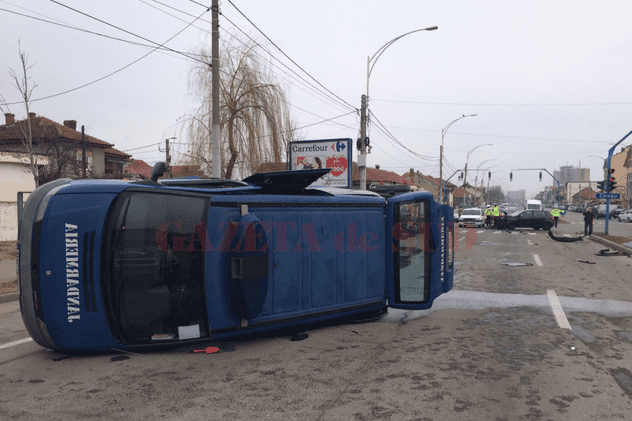 Patru jandarmi răniți într-un accident în județul Mehedinți