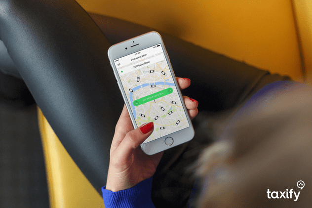 Aplicația Taxify, cel mai nou competitor al Uber din Europa, este susținută de grupul chinez Didi Chuxing. Aplicația Taxify pe telefonul unei fete sexy