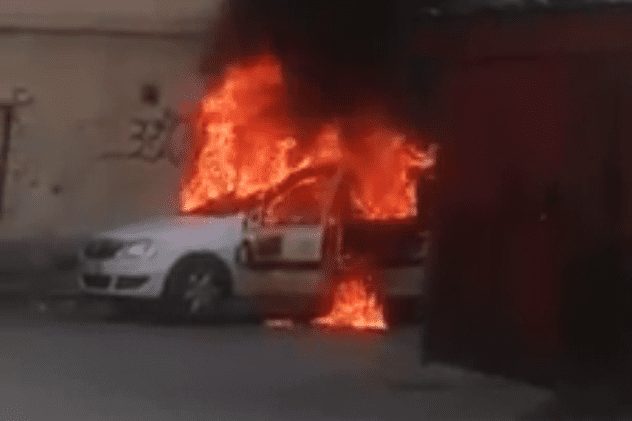Un taxi cu GPL a luat foc într-o parcare din Moreni
