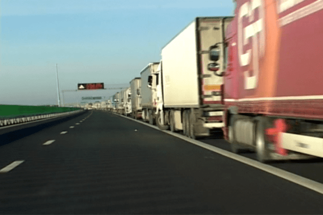 Coloane imense de camioane la granița cu Ungaria. Șoferii așteaptă și 15 ore