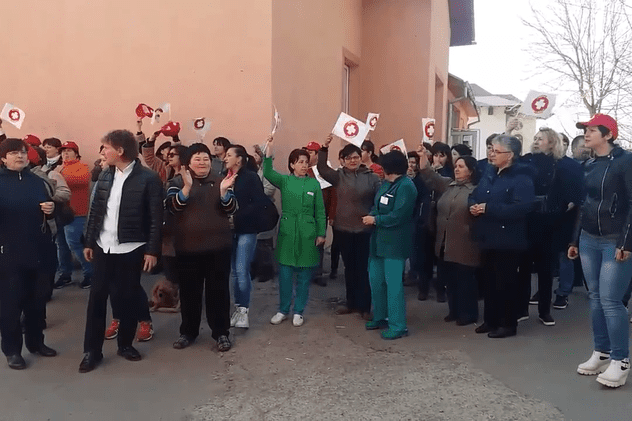 Zeci de asistente, infirmiere si brancarderi ai unui spital de psihiatrie din Vrancea au protestat nemulțumiți de diminuarea veniturilor