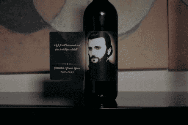 Sticla de vin a cărei etichetă cu chipul lui Arsenie Boca vorbeşte şi se roagă